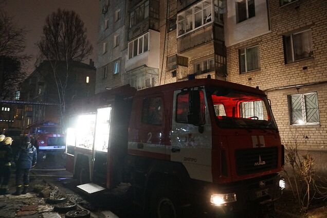 В Днепре вспыхнула многоэтажка: дым заблокировал выход. Видео