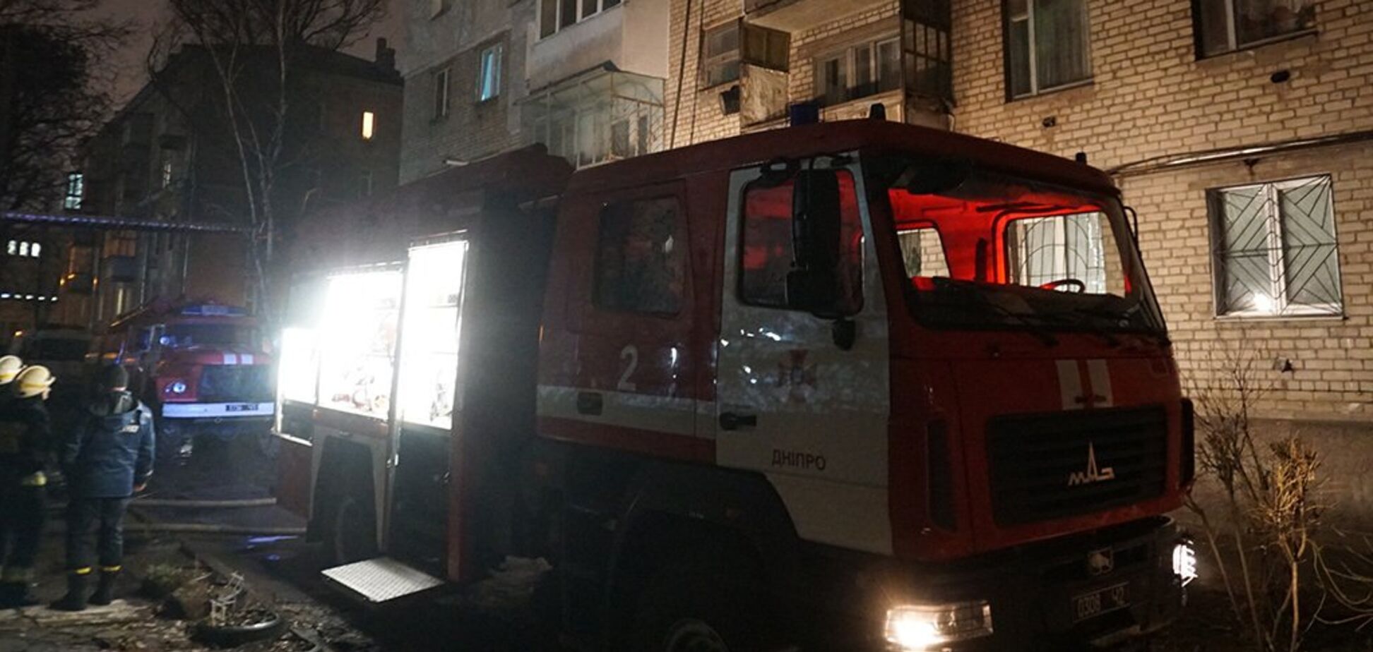 В Днепре вспыхнула многоэтажка: дым заблокировал выход. Видео