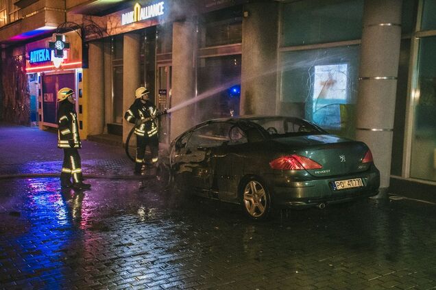 У центрі Києва посеред ночі спалахнуло авто: пошкоджені банк і будинок