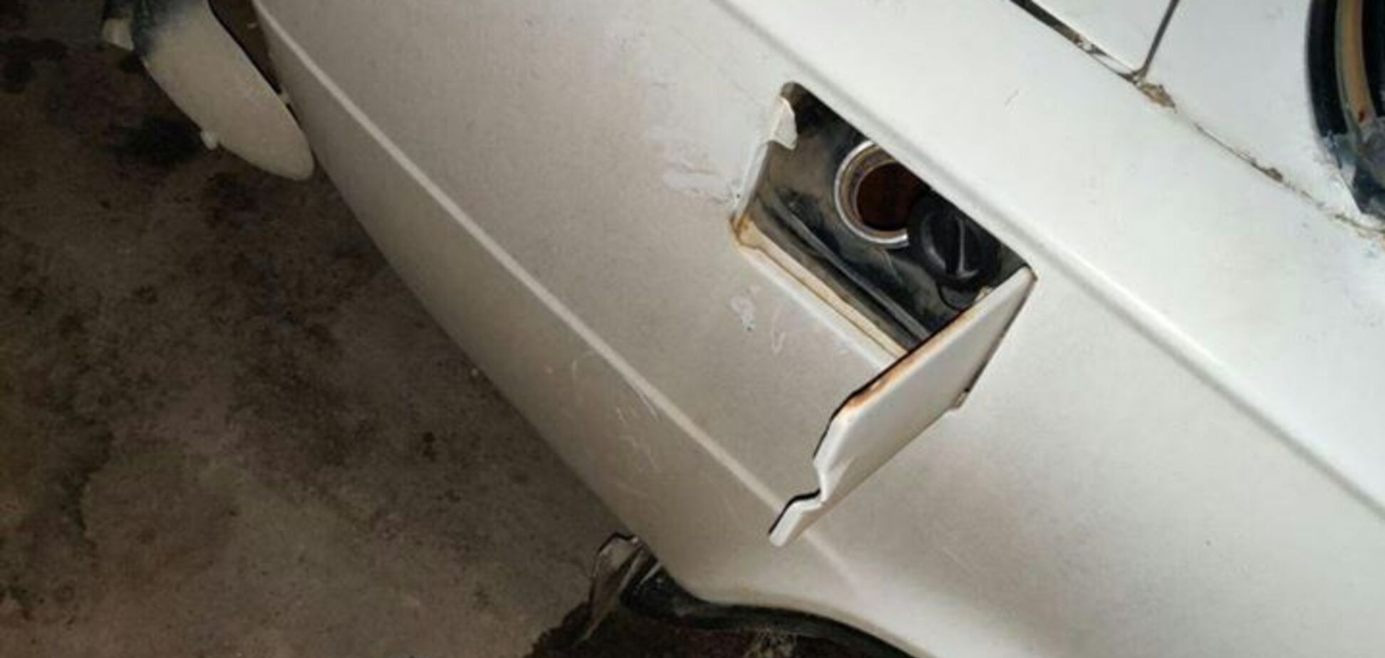 Любитель чужого: в Дніпрі затримали чоловіка, який зливав бензин з машин. Фото