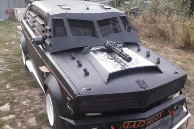На случай зомби-апокалипсиса: в Днепре выставили на продажу автомобиль с пулеметом. Фото