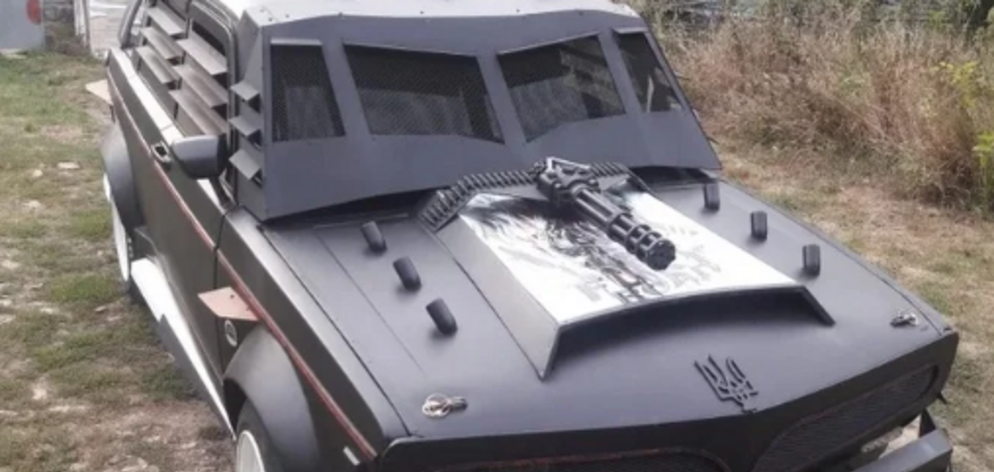 На випадок зомбі-апокаліпсису: в Дніпрі виставили на продаж автомобіль з кулеметом. Фото