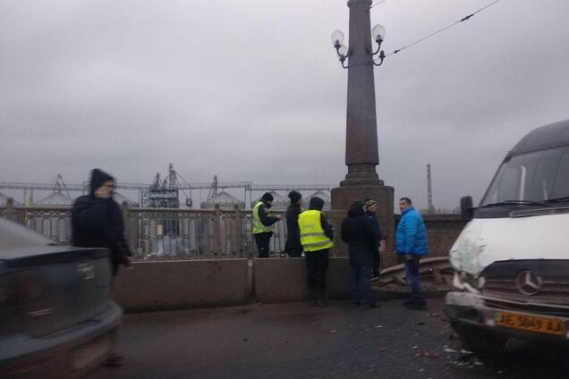 В Днепре на Старом мосту столкнулись Renault и Mercedes Sprinter: двое пострадавших. Видео