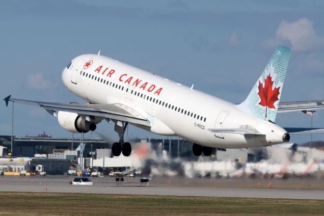 У Канаді у літака на ходу відлетіло колесо: страшна НП потрапила на відео