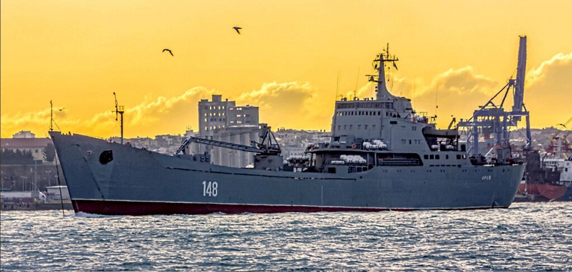 Десантний корабель РФ на буксирі притягли в Чорне море