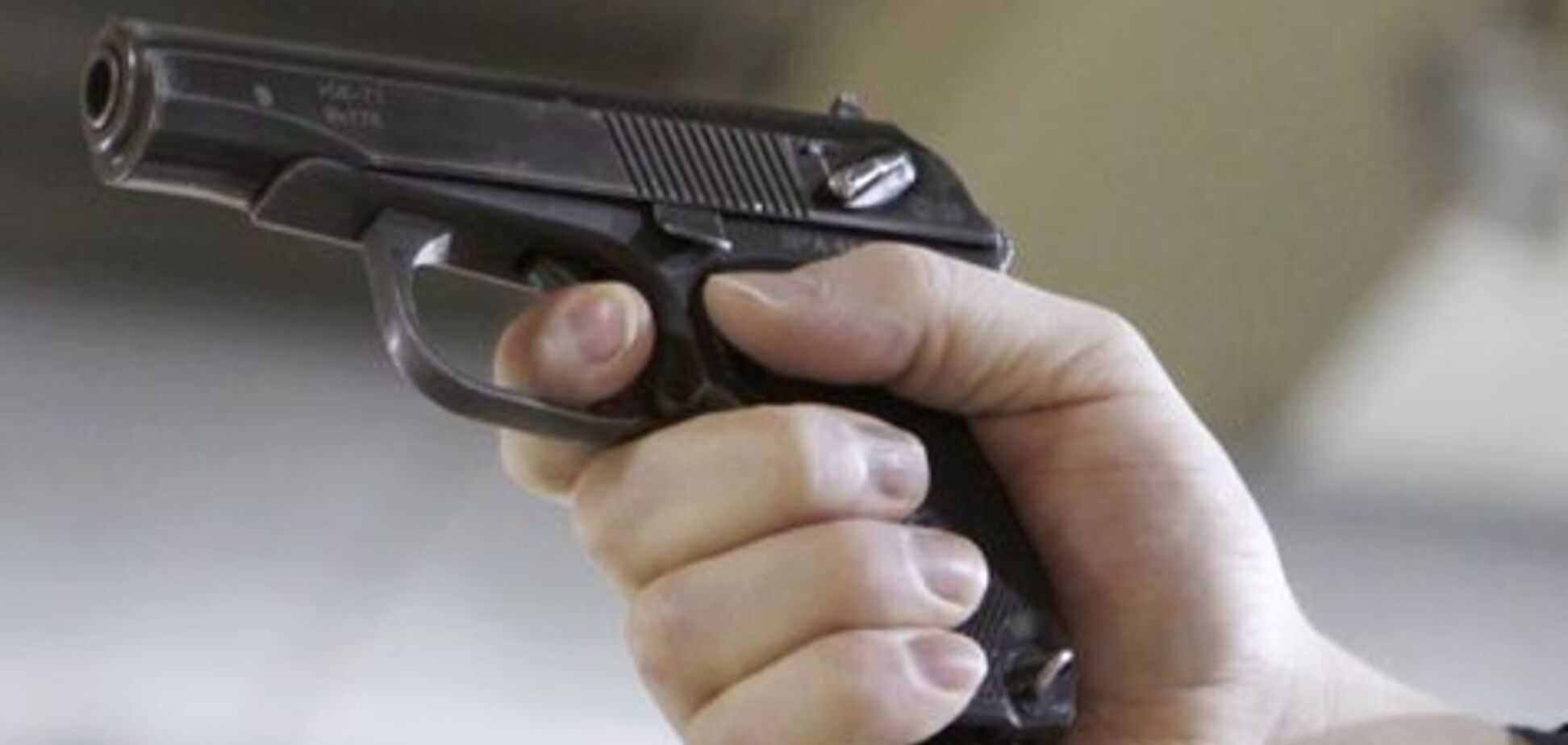 Выстрелил в голову: под Черновцами человек с пистолетом напал на людей