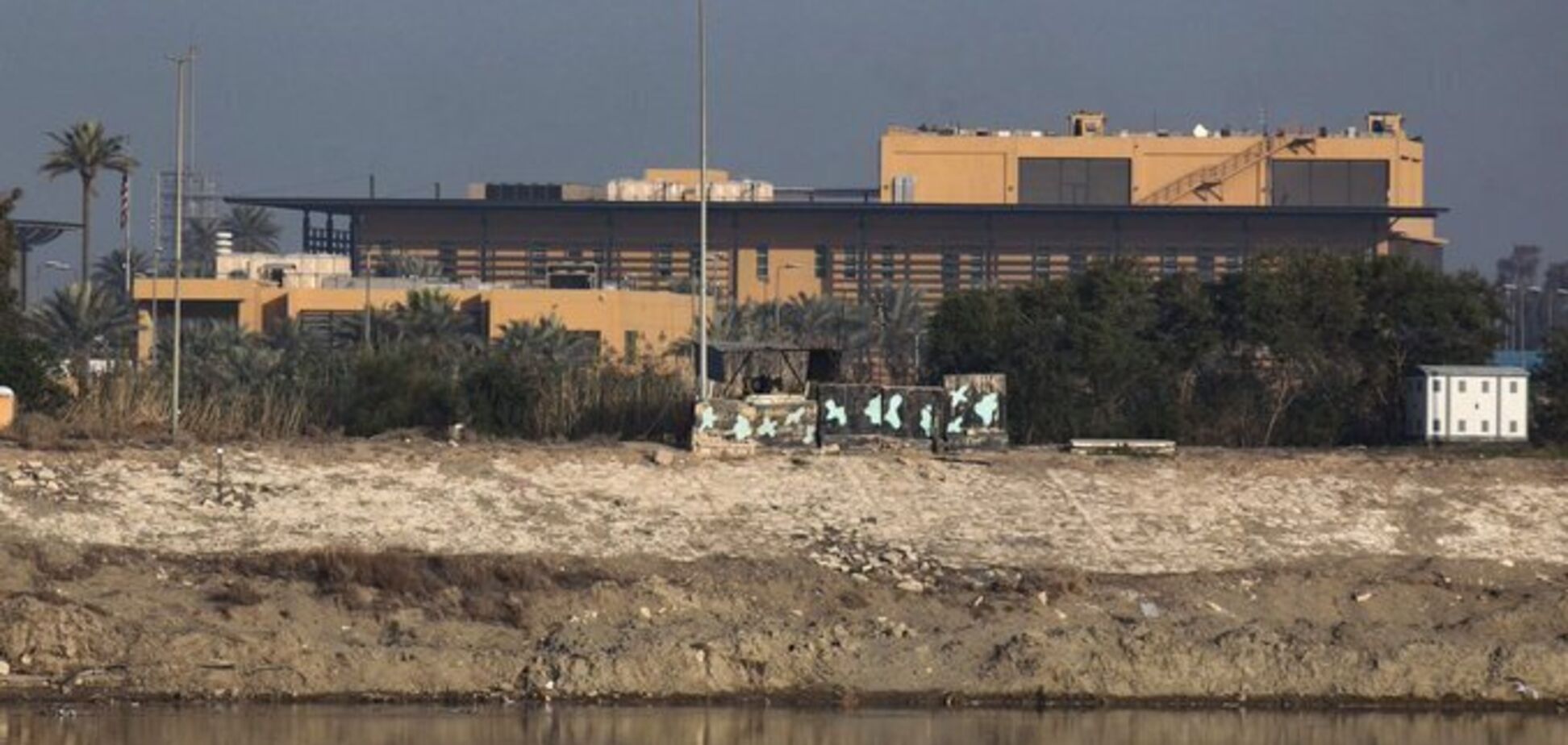 В Ираке прогремел мощный взрыв у посольства США: Трамп ответил