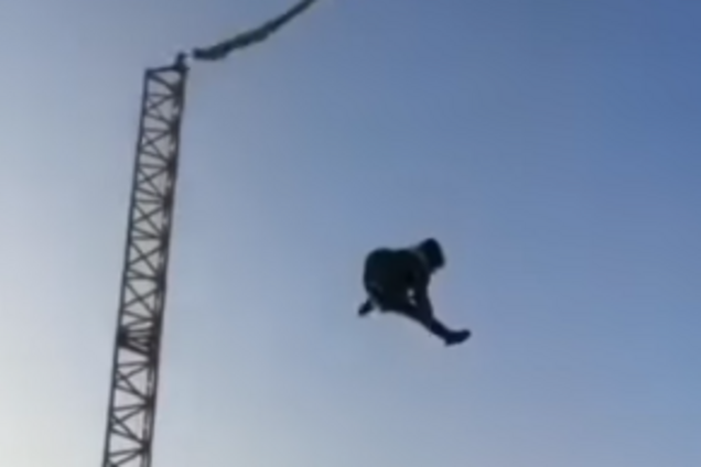 У Казахстані дитина випала з небезпечного атракціону на ходу: моторошний момент потрапив на відео