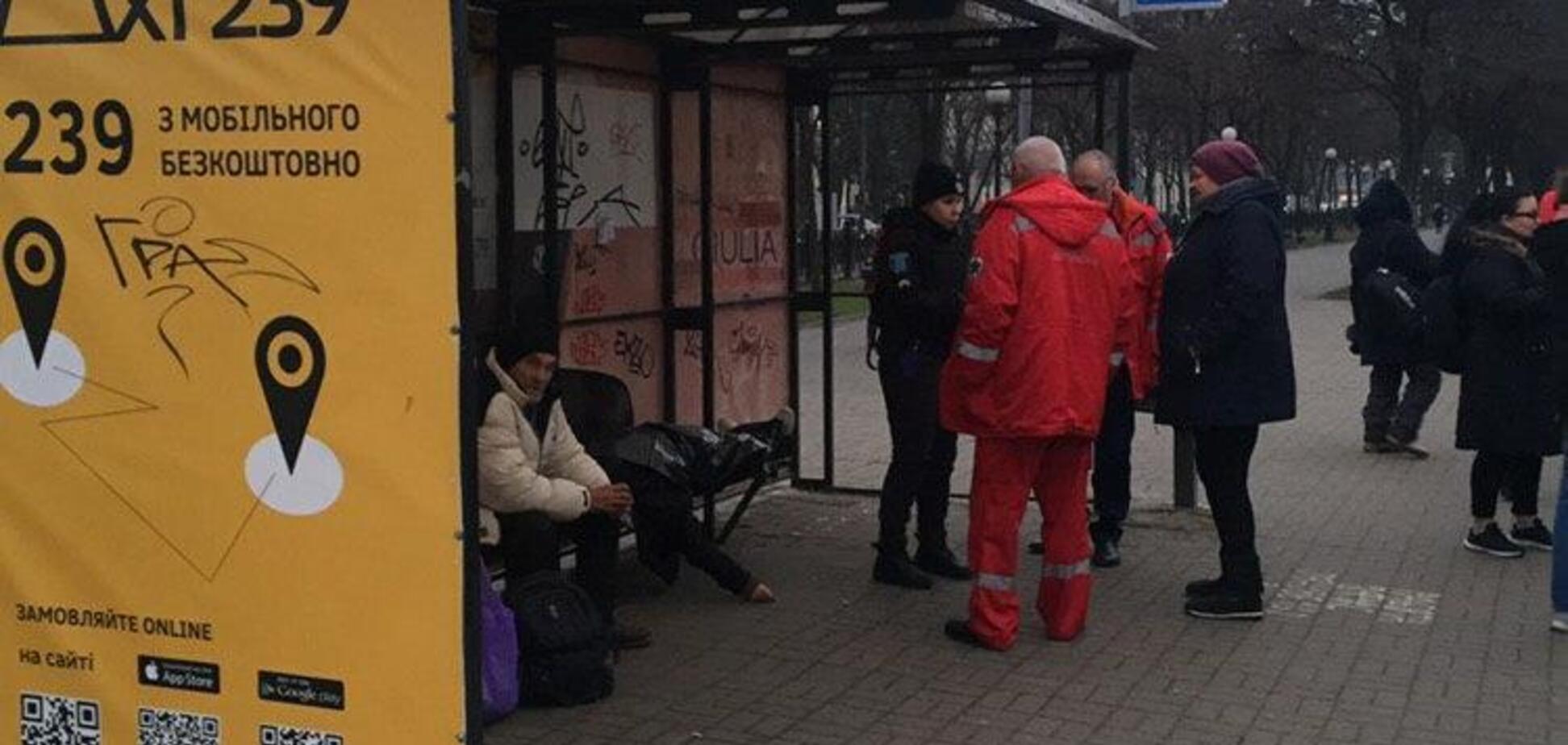 У Дніпрі у трамваї раптово померла жінка: фото з місця