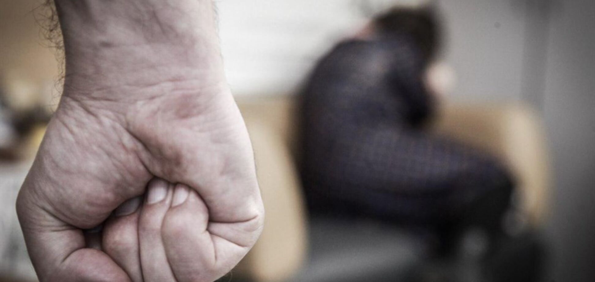 Знущається над мамою, а поліція мовчить: в Нікополі забили на сполох через чоловіка-ката