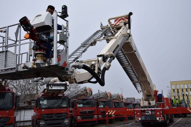 Китайцы учат одесских спасателей пользоваться своей техникой