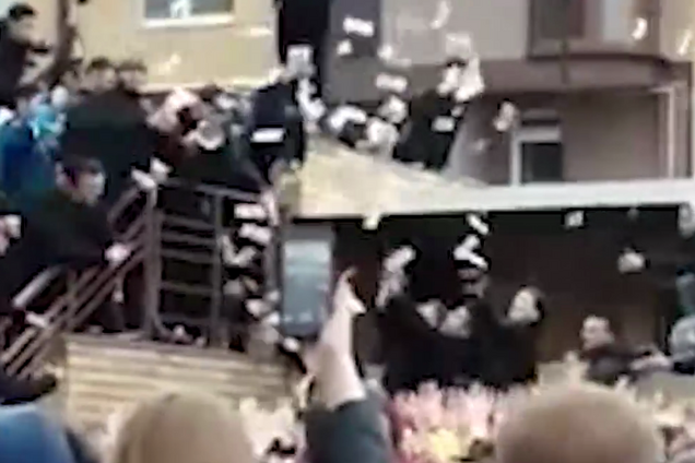 У Росії влаштували тисняву через 'гроші з неба': опубліковано відео