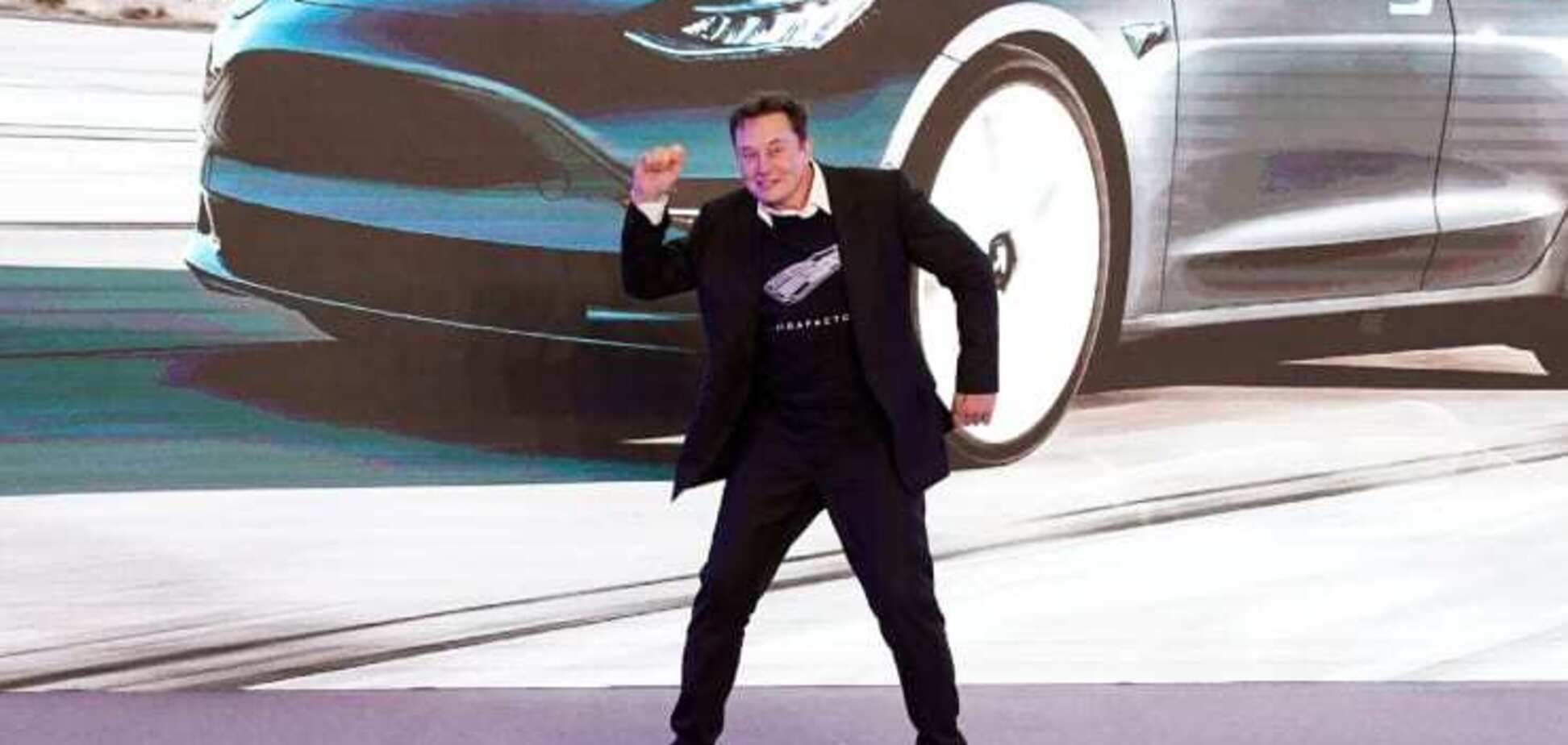 'Словно никто не видит': Илон Маск станцевал на презентации электромобилей Tesla в Китае. Видео