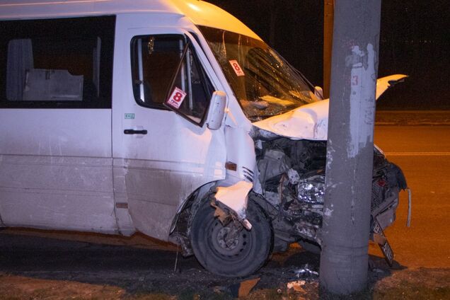 У Дніпрі маршрутка влетіла в стовп: фото ДТП