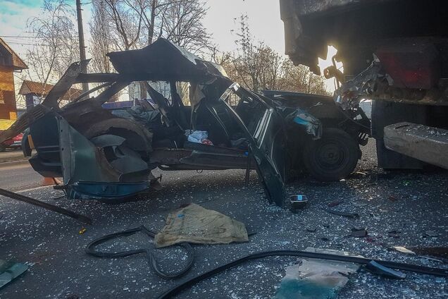 Людей вирізали з авто: у Дніпрі легковик влетів під фуру. Фото і відео
