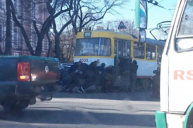 В Одессе пассажиры 'завели с толкача' заглохший трамвай