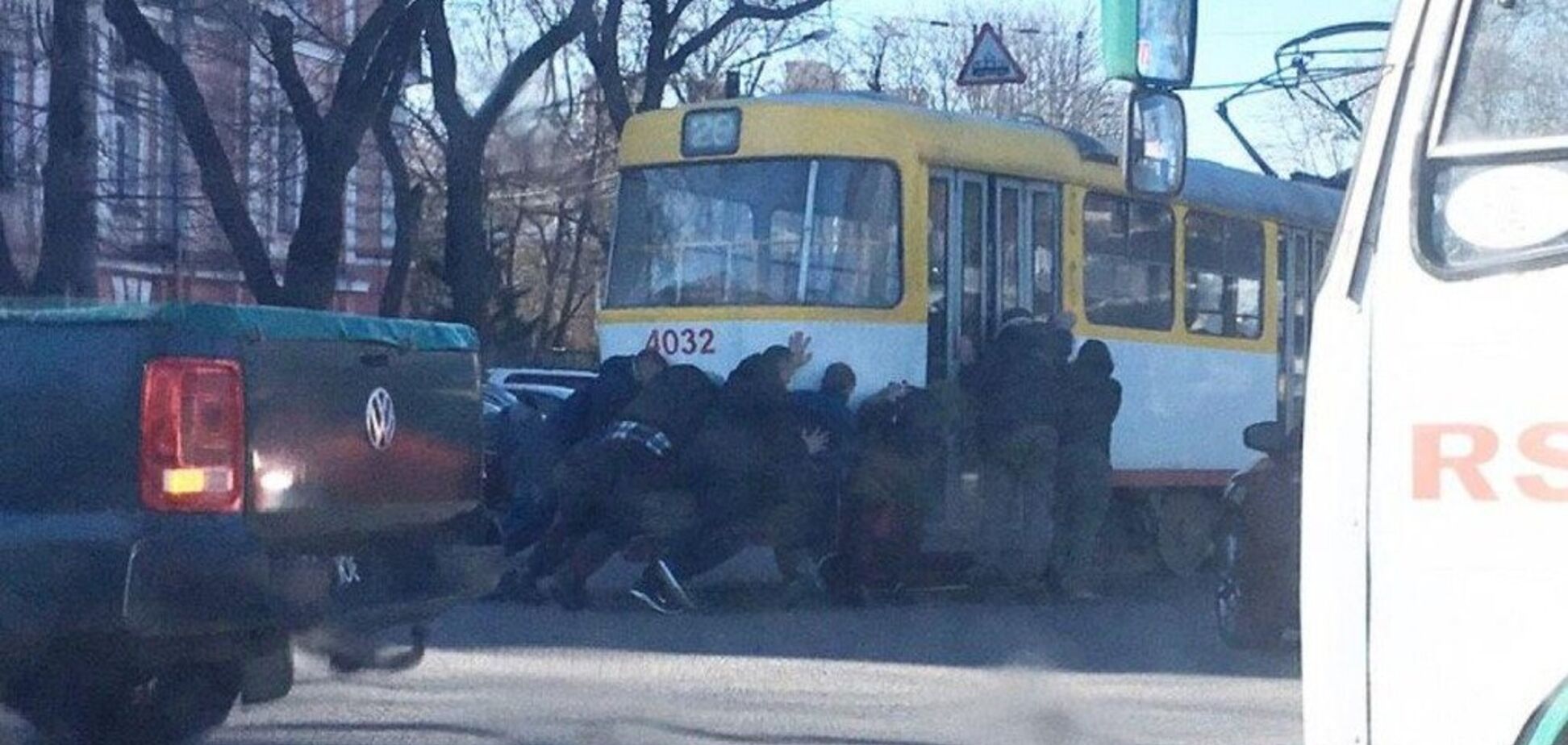 В Одессе пассажиры 'завели с толкача' заглохший трамвай