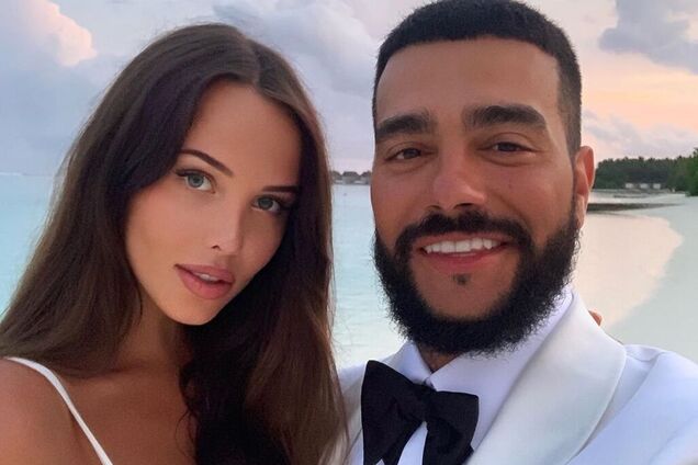 'Велика попа, худі ноги': наречена Тіматі вперше після пологів засвітила фігуру в бікіні