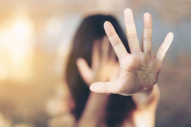 В Киеве насильник напал на женщину в подъезде