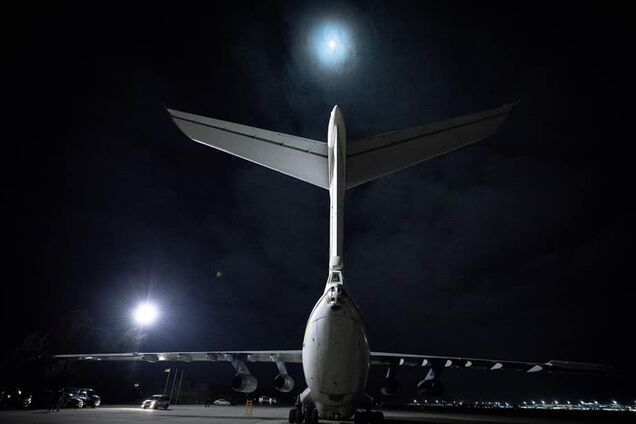 Самолет со спасателями сел в Иране