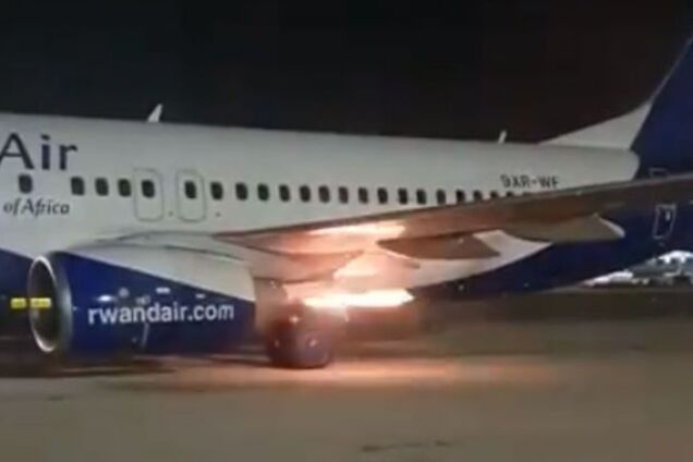 На борту было более 100 пассажиров: в Израиле у Boeing 737 загорелся двигатель. Видеофакт