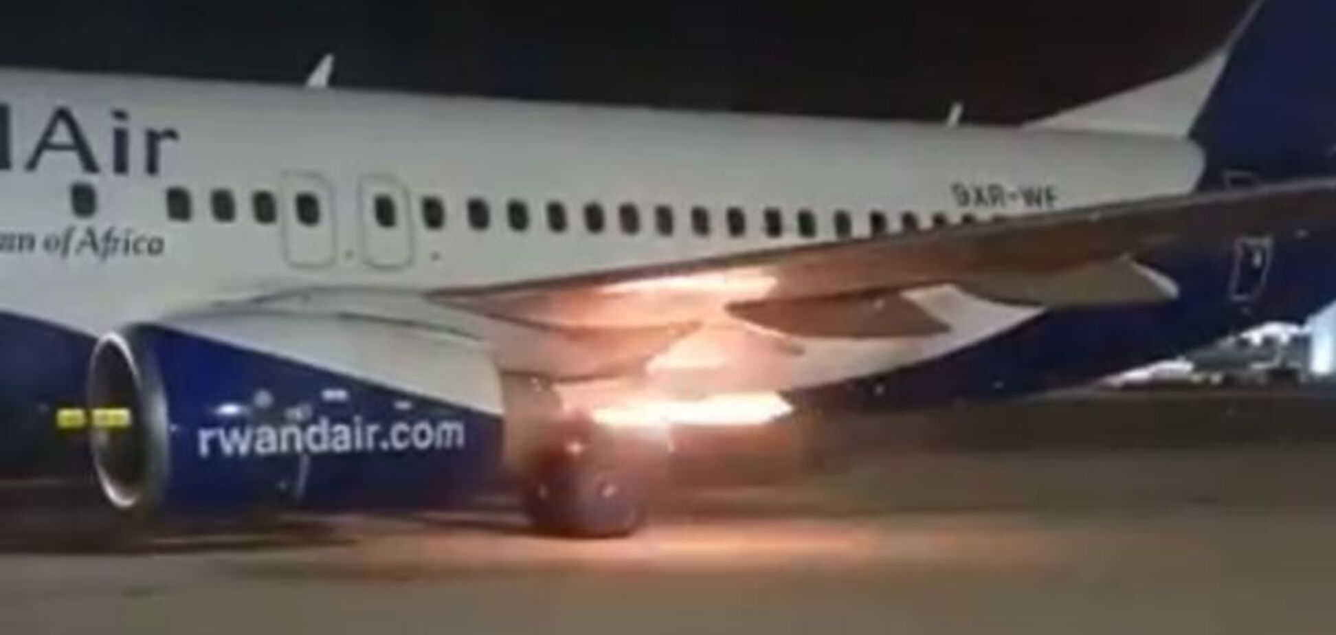 На борту було понад 100 пасажирів: в Ізраїлі у Boeing 737 загорівся двигун. Відеофакт