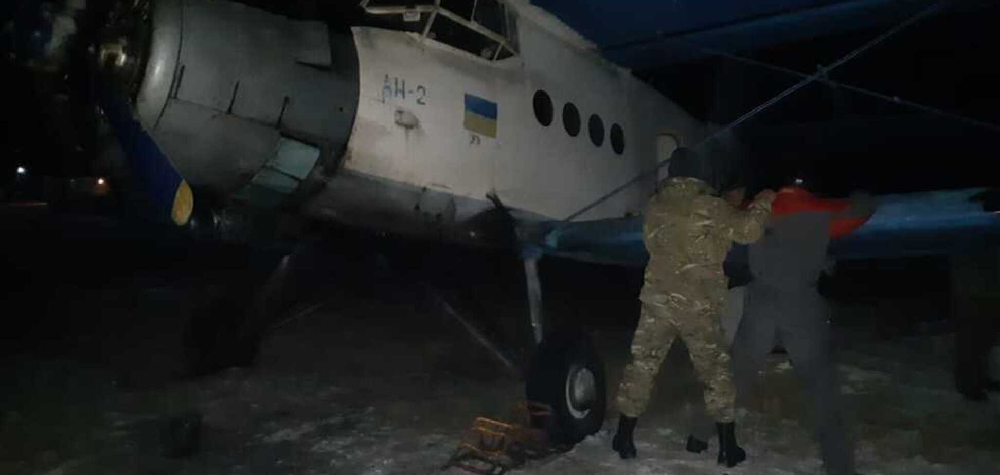 На Прикарпатье задержали самолет с контрабандой: видео