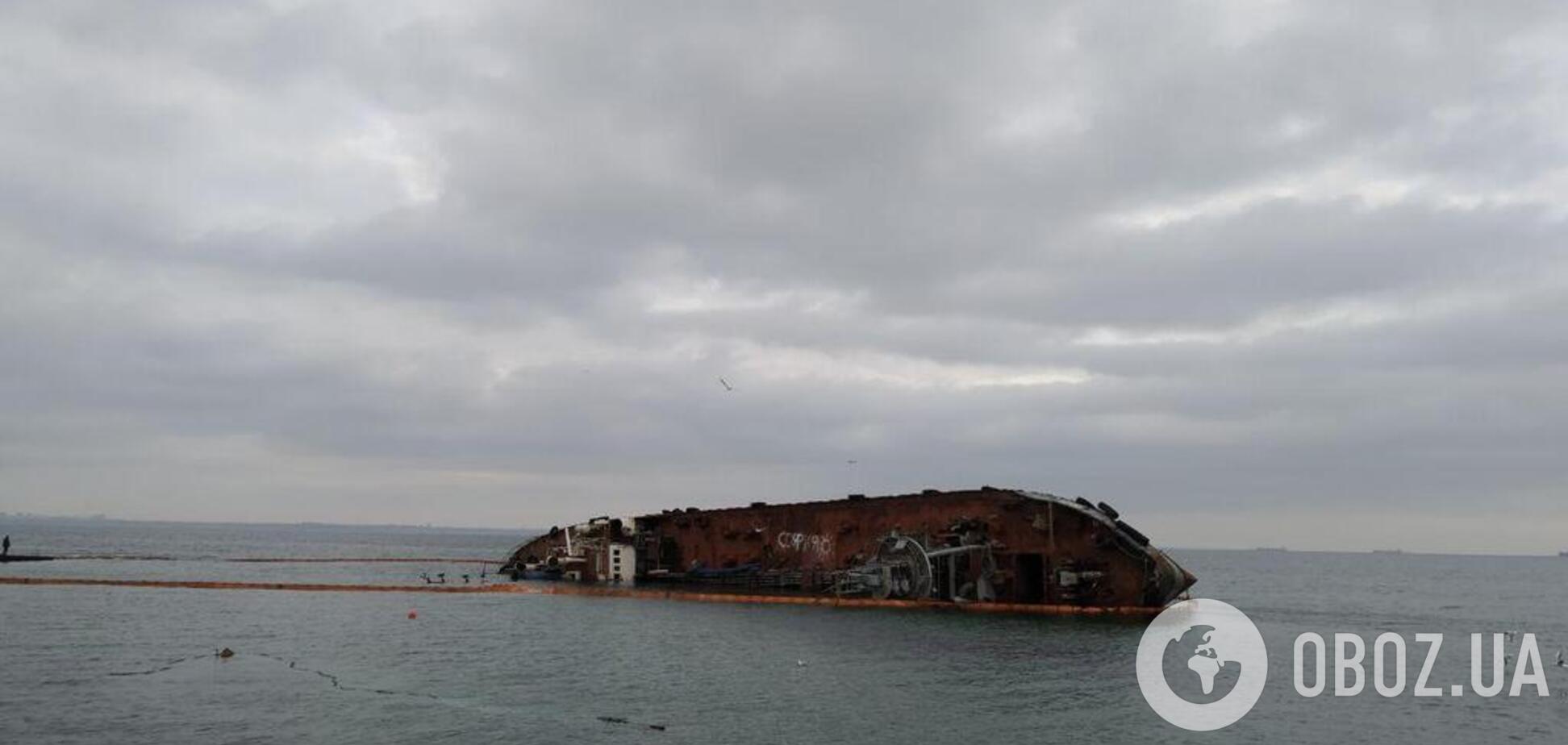 З'явилися свіжі фото затонулого біля Одеси танкера Delfi