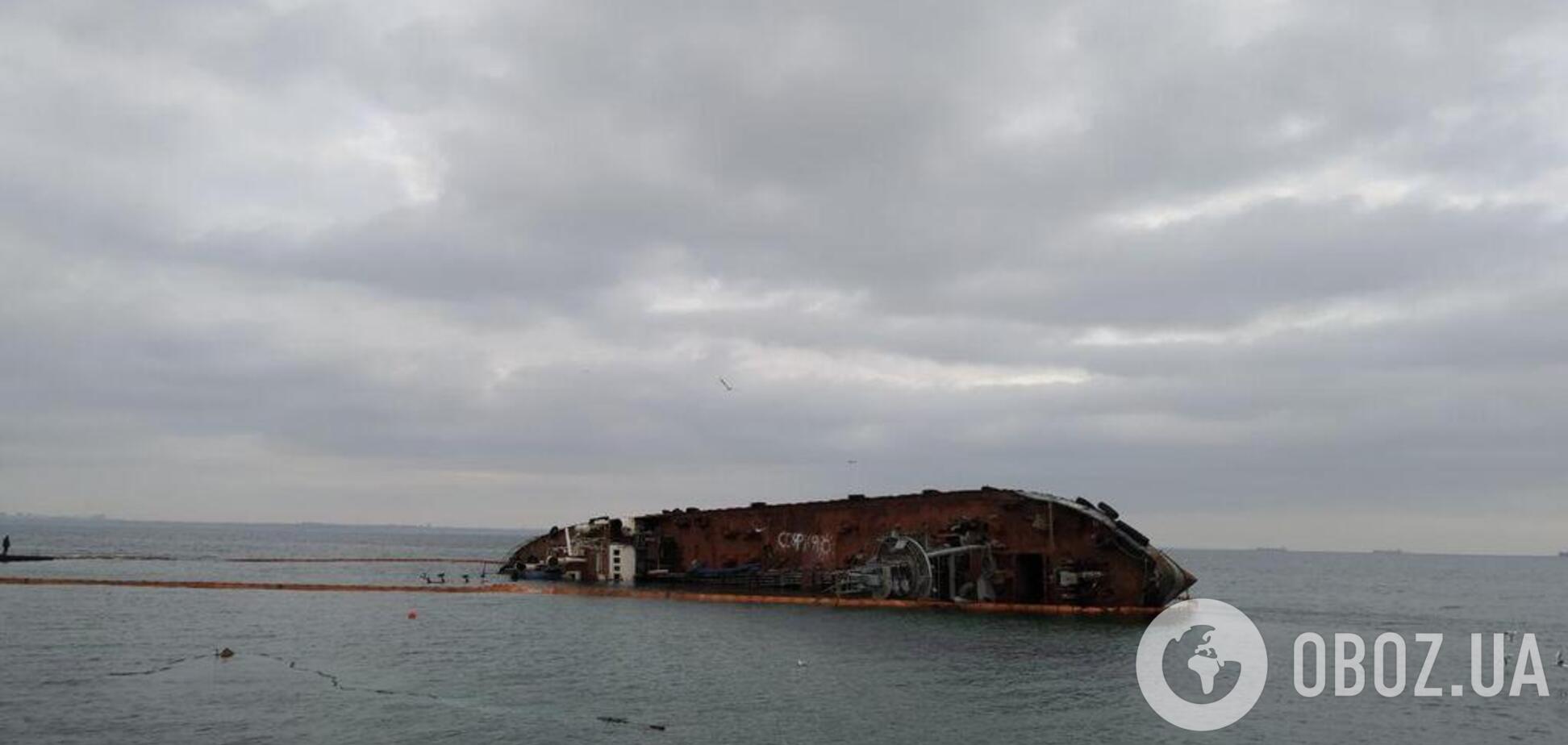 Появились свежие фото затонувшего у Одессы танкера Delfi
