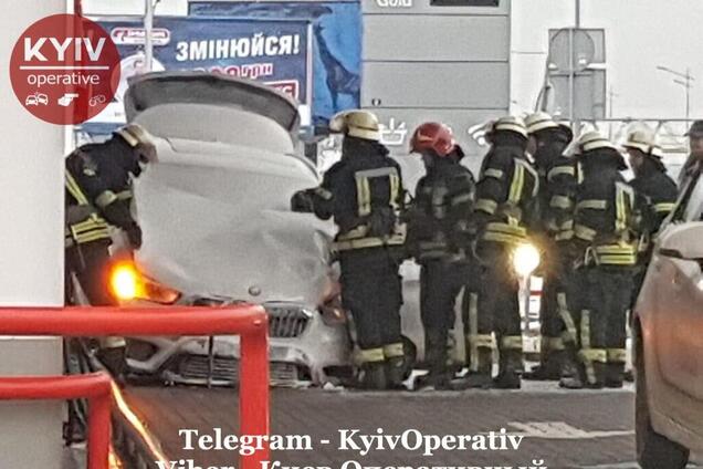 'Гонщик' на ВMW влетел в заправку и бензовоз: фото страшного ДТП в Киеве