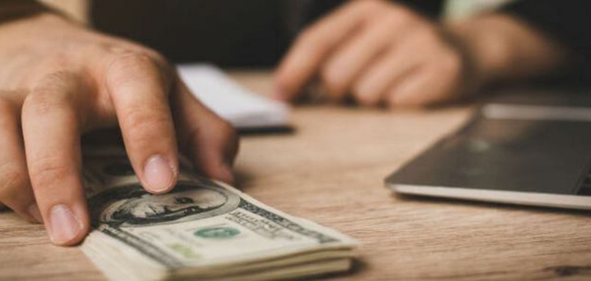 В Одессе экс-чиновнику простили взятку и драку с полицией