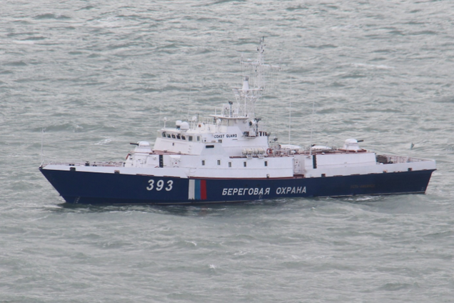 Экипаж заставили отойти: в Азовском море заметили корабль РФ. Фото