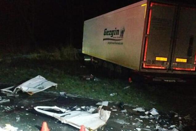 Під Львовом мікроавтобус влетів у тягач