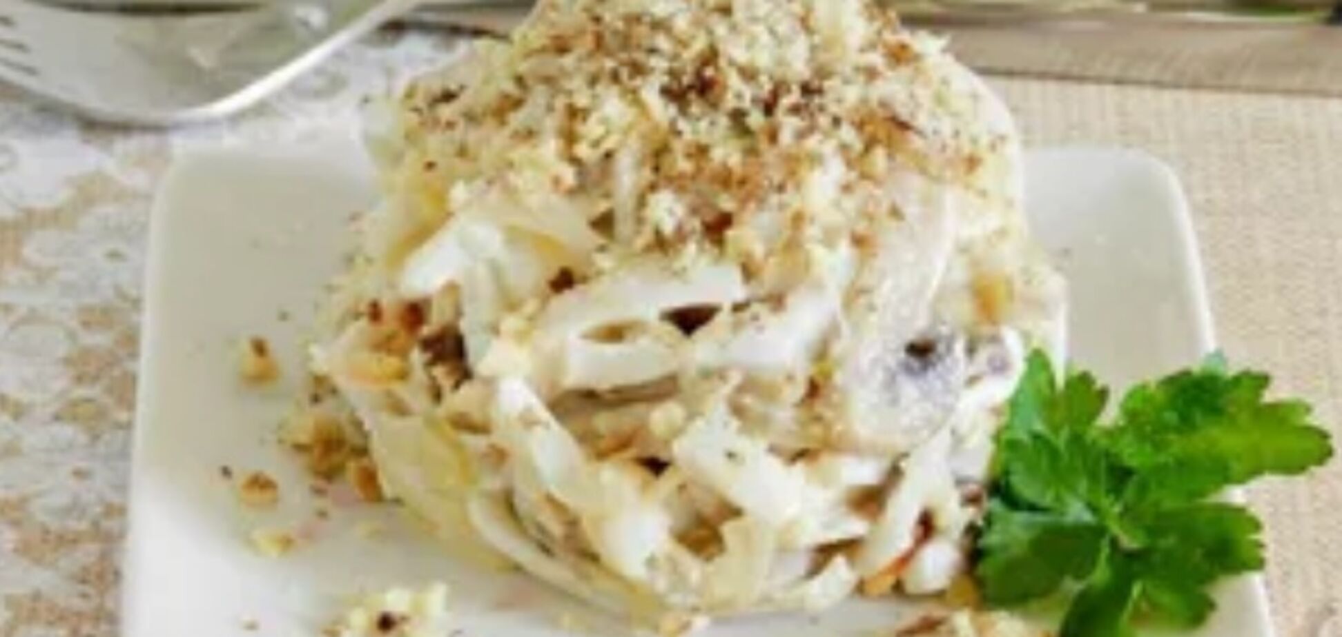 Рецепт приголомшливо смачного салату з кальмарами і грибами