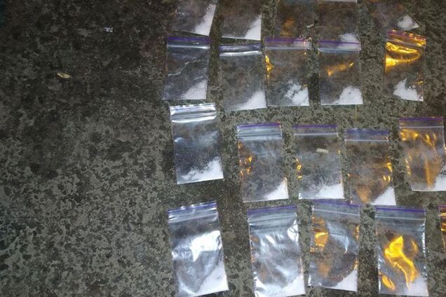 В Днепре задержали водителя с десятками доз наркотика и кастетом. Фото