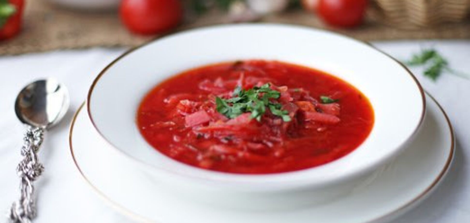 'Русские не умеют готовить борщ!' Кафе в Париже оскандалилось подыгрыванием России