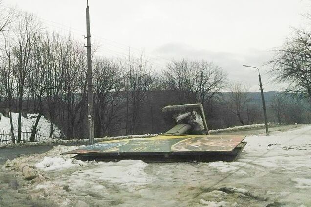 Негода в Україні позривала дахи та зупинки. Моторошні фото і відео