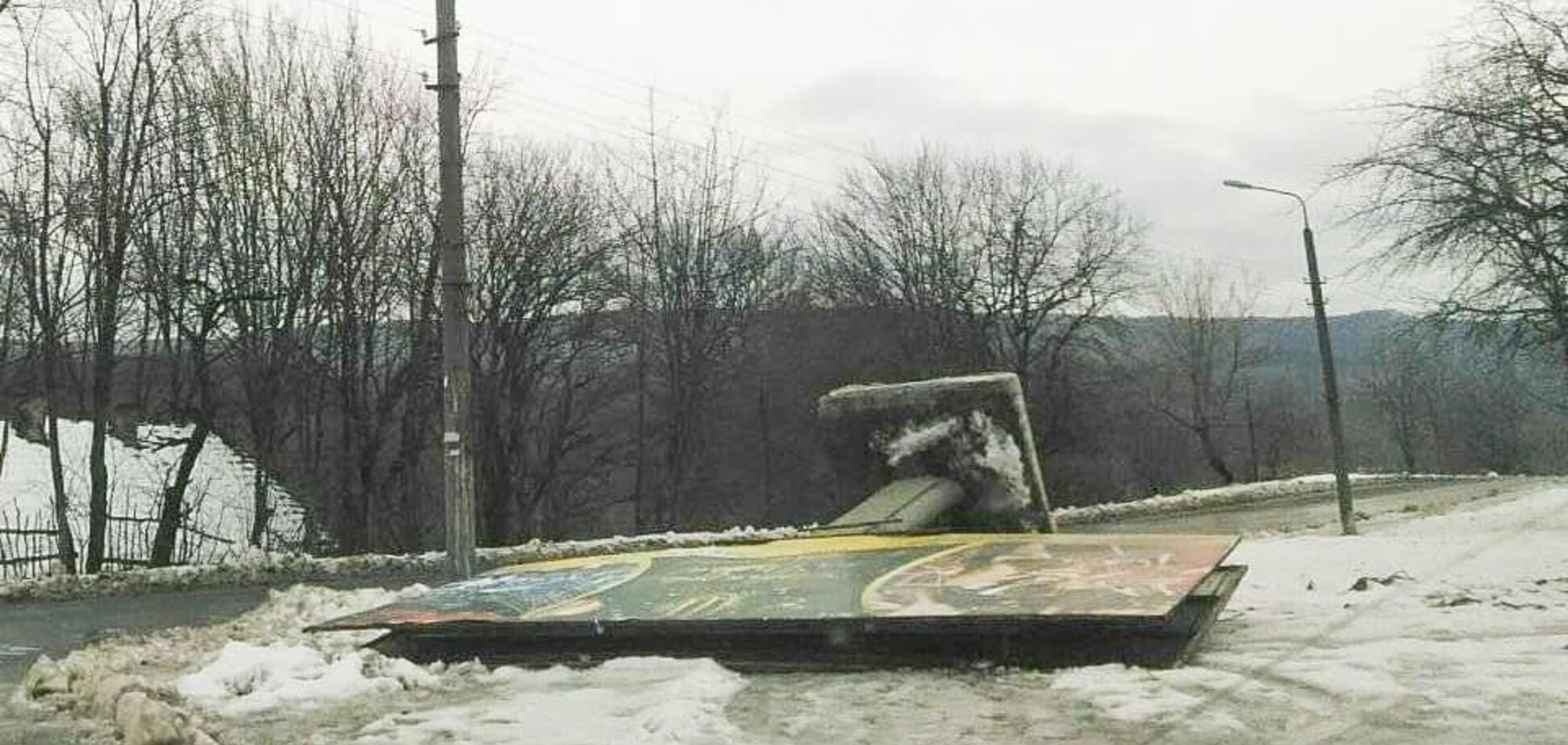 Негода в Україні позривала дахи та зупинки. Моторошні фото і відео