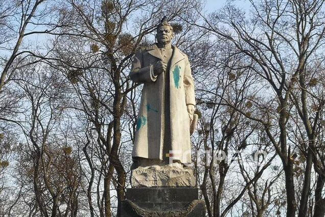 У Києві поглумилися з пам'ятника Ватутіну