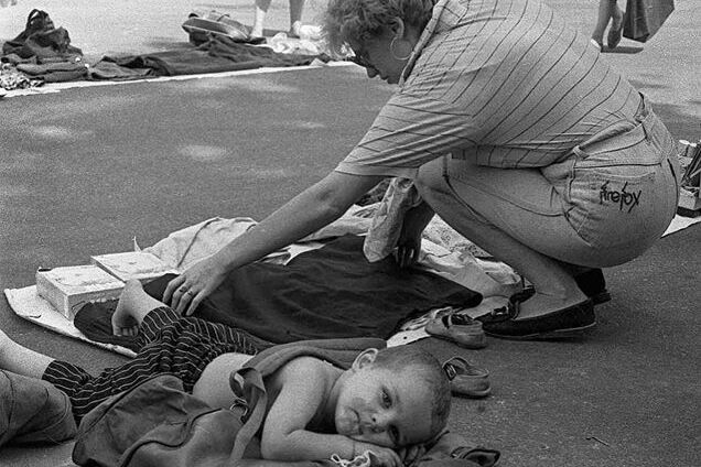 Мати з дитиною на ринку Києва