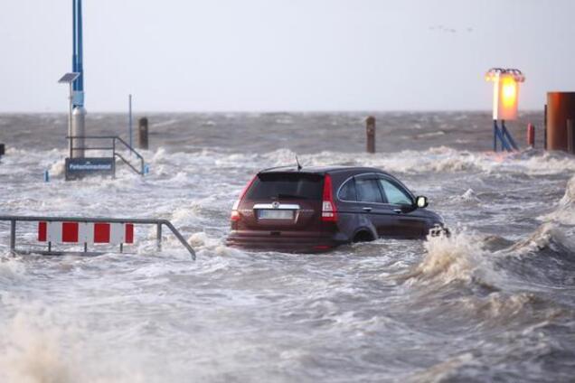 Погибли люди: Европу потрепал разрушительный ураган "Киара". Фото и видео последствий