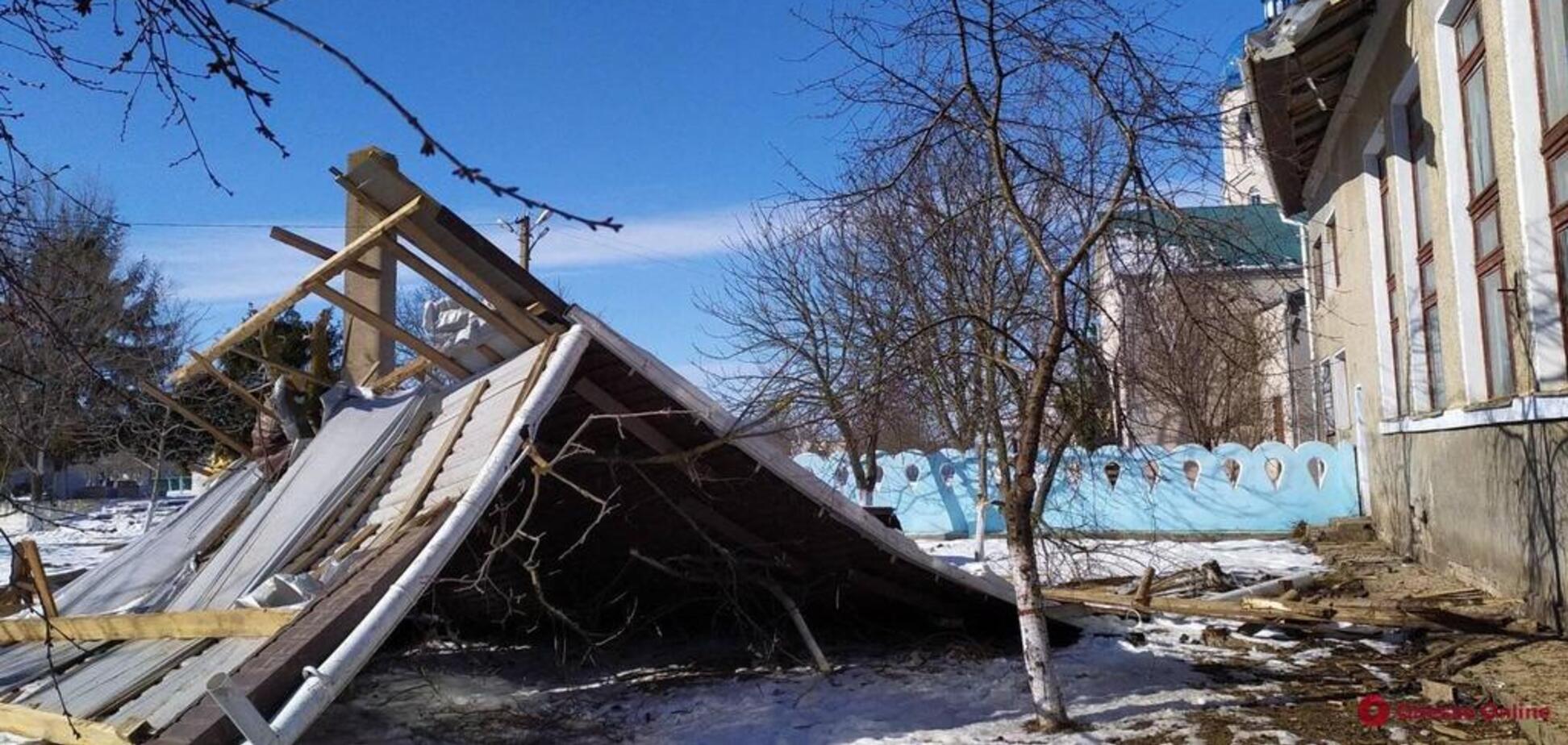 На юге Одесщины сильный ветер сорвал крыши двух школ