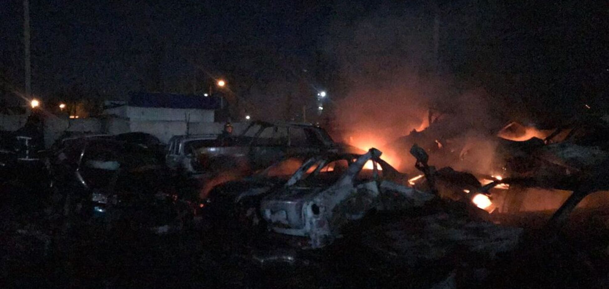 В Одесі на штрафмайданчику дощенту згоріли автомобілі