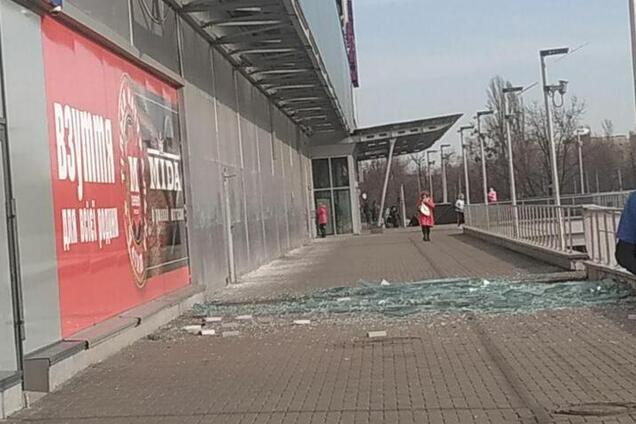 В Киеве ветер обрушил огромное стекло ТЦ 'Квадрат'