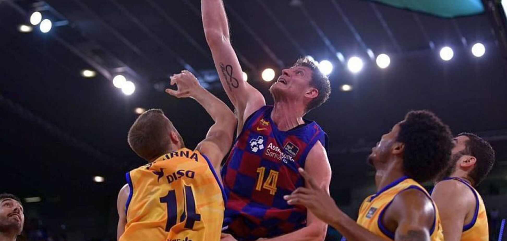 Лидер сборной Украины по баскетболу сделал яркий данк за 'Барселону'