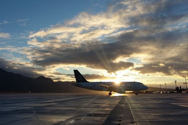 Как выжить в авиакатастрофе: названы самые безопасные места в самолете