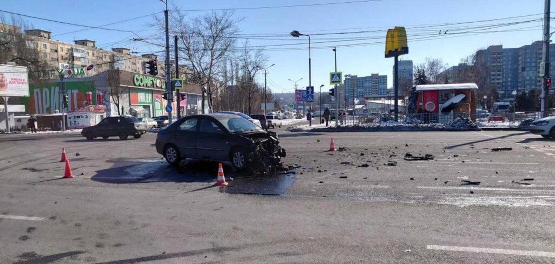 Авто разбросало по дороге: в Днепре произошло жесткое ДТП. Фото и видео