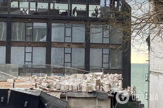 В Одессе стена новостройки рухнула на популярный отель