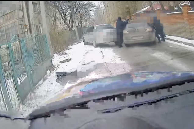 Протягли 100 метрів: на Львівщині стався зухвалий інцидент із патрульним