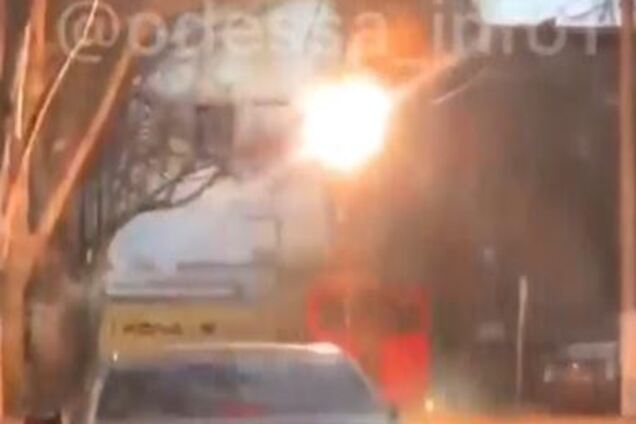 В Одесі ледь не згорів тролейбус із людьми